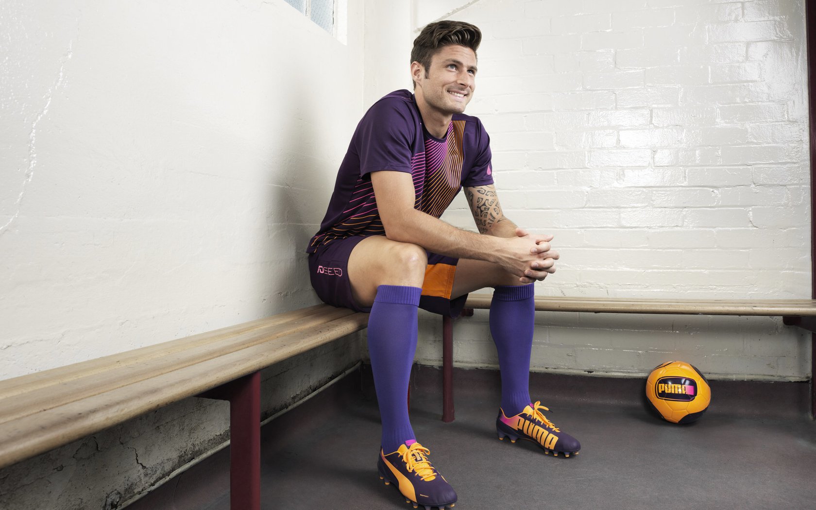 皇马持续领跑西甲，巴萨紧随其后，冠军争夺白热化，皇马完胜巴萨